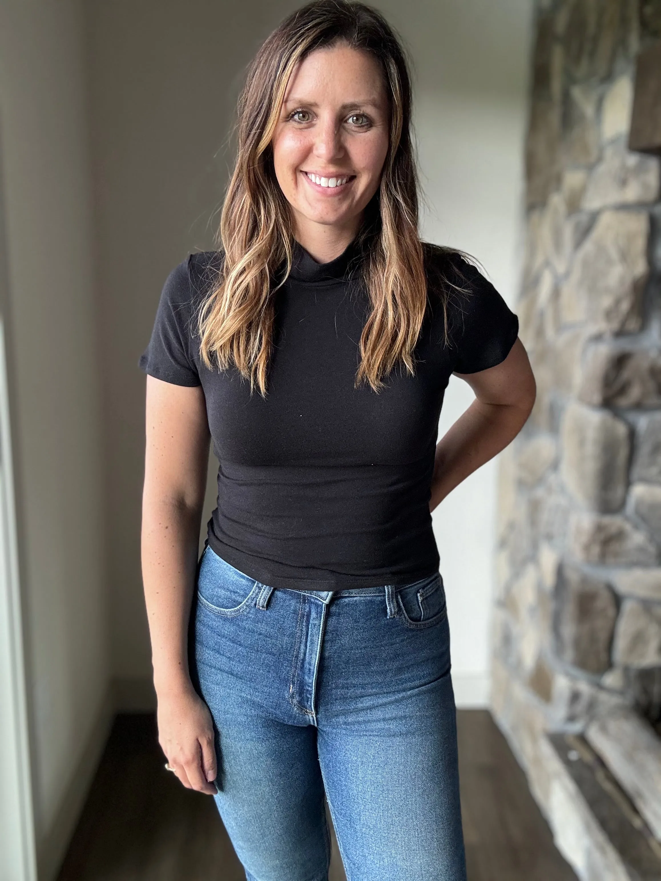 dua black short sleeve mock neck top