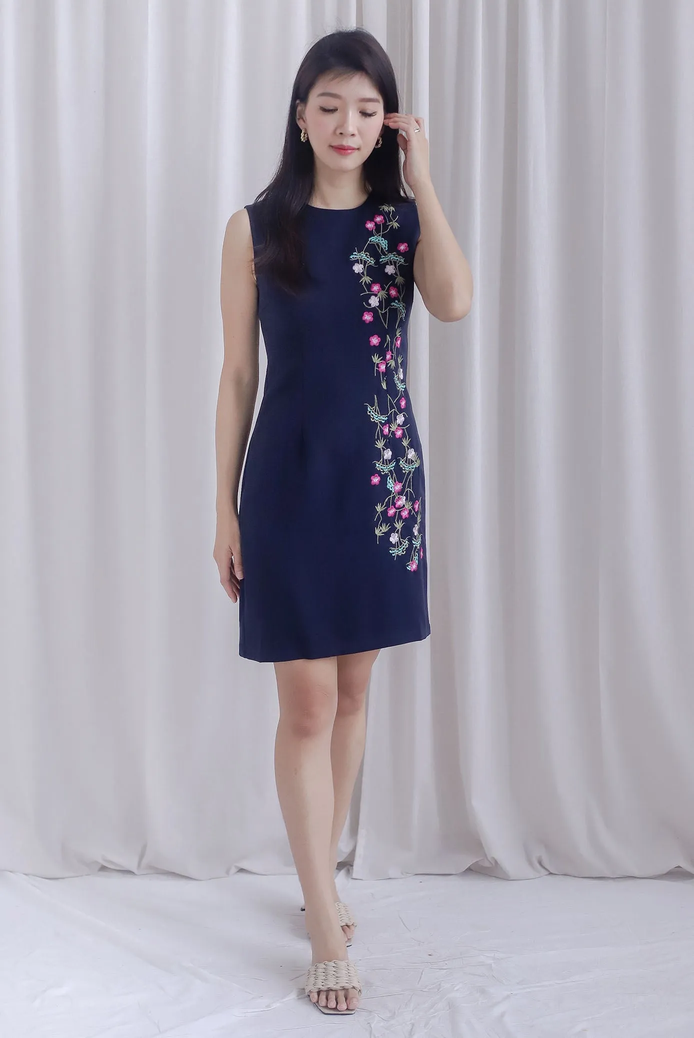 Melody Oriental Floral Embro Shift Dress In Navy Blue