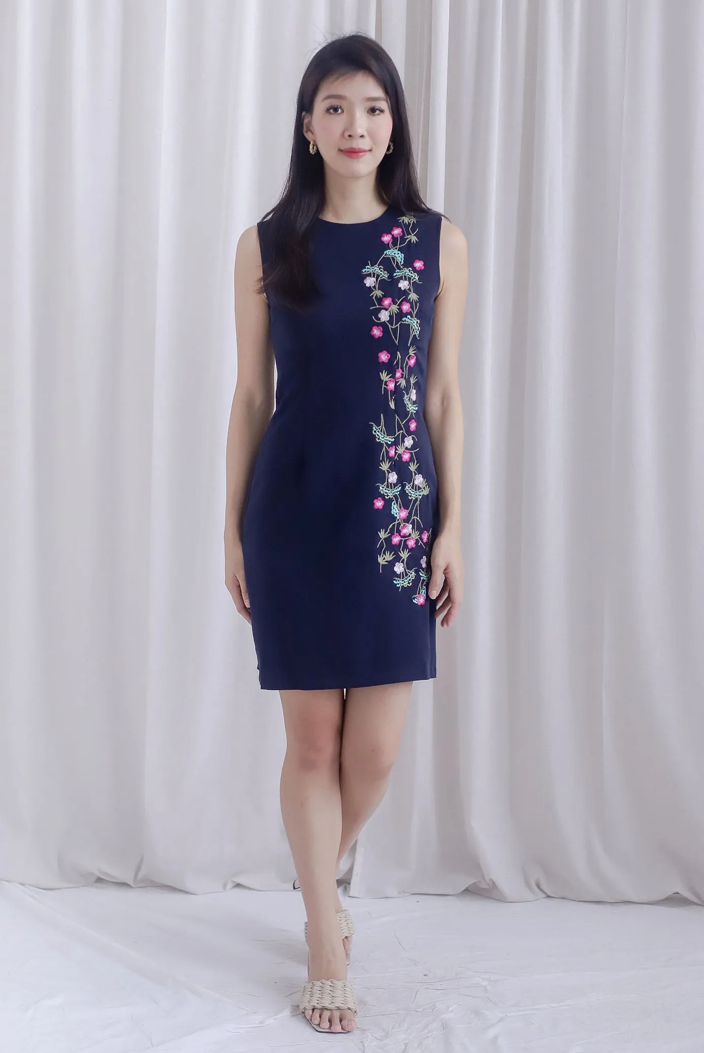 Melody Oriental Floral Embro Shift Dress In Navy Blue