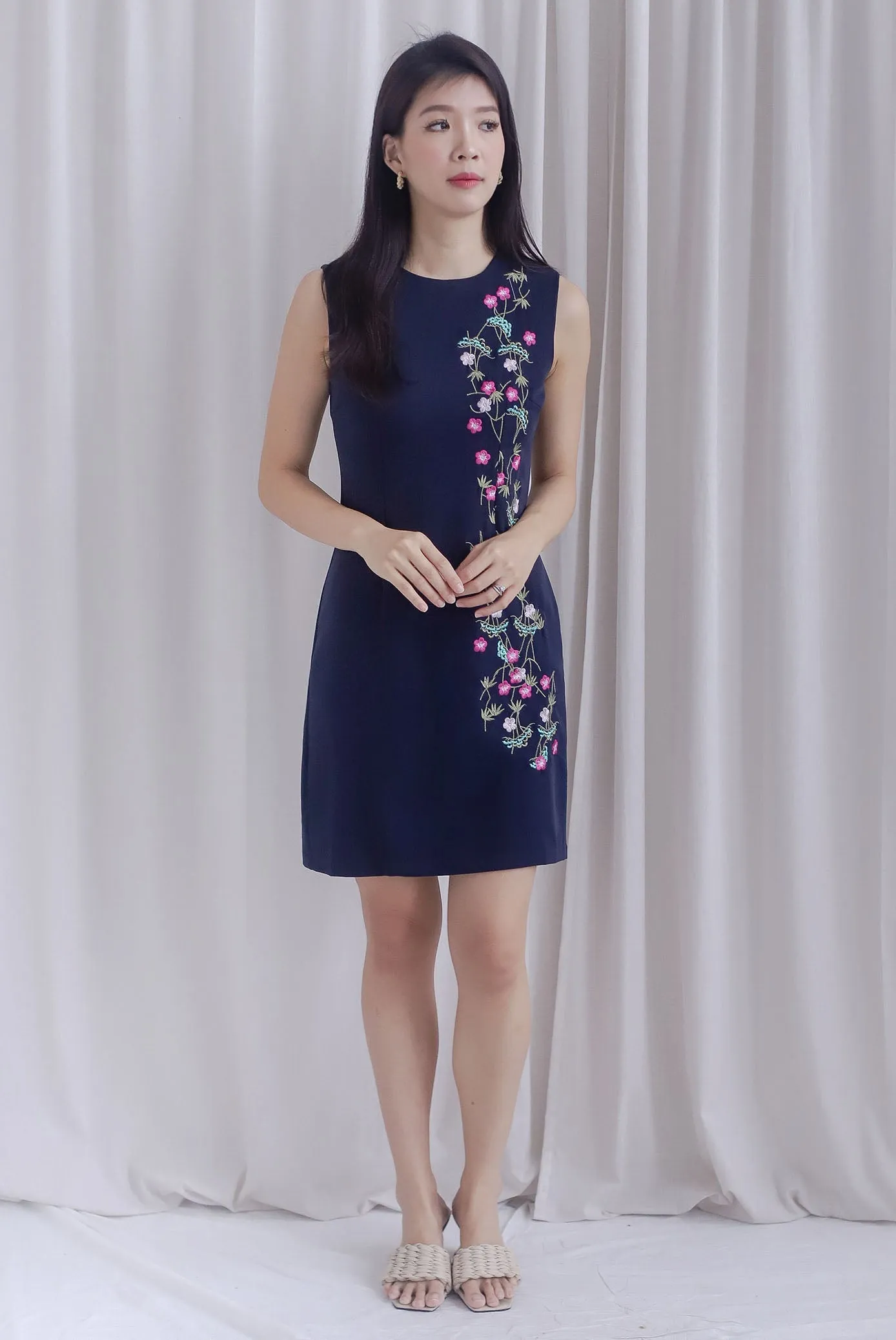 Melody Oriental Floral Embro Shift Dress In Navy Blue