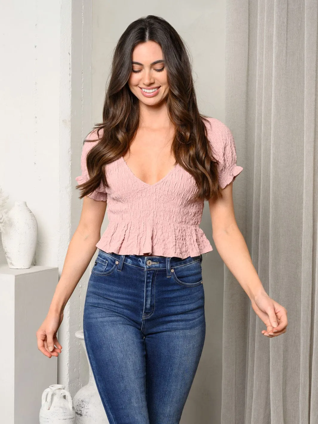 WOMEN'S SHORT PUFF SLEEVE V-NECK RUFFLE TOP