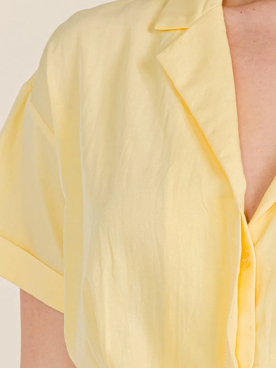 WOMEN'S SHORT SLEEVE BUTTON UP CROP TOP